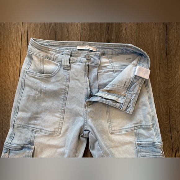 KanCan Cargo Style Lightwash Denim Crop Jeans Size 27 - Picture 2 of 11